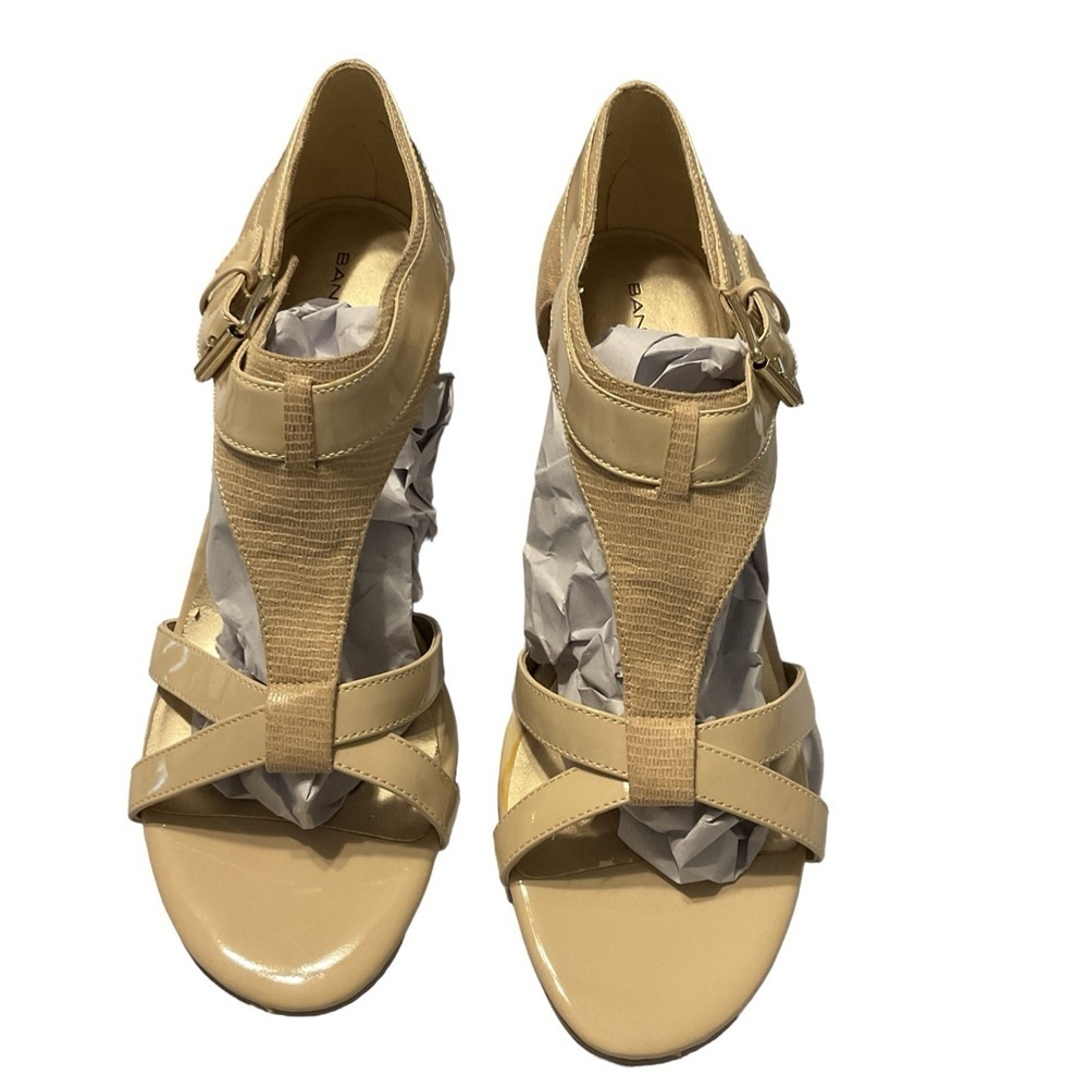 Bandolino Dreamer Sandals‎ Heels Beige Patent Buckle Strap Open Toe Shoe 10 Y2K